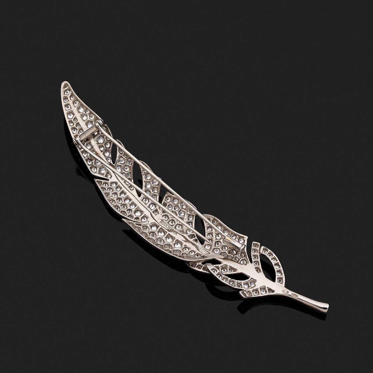 A diamonds and 18 k white gold brooch. Signed Boucheron and numbered E02897.

Total Diamonds weight: 3.5 cts approx.