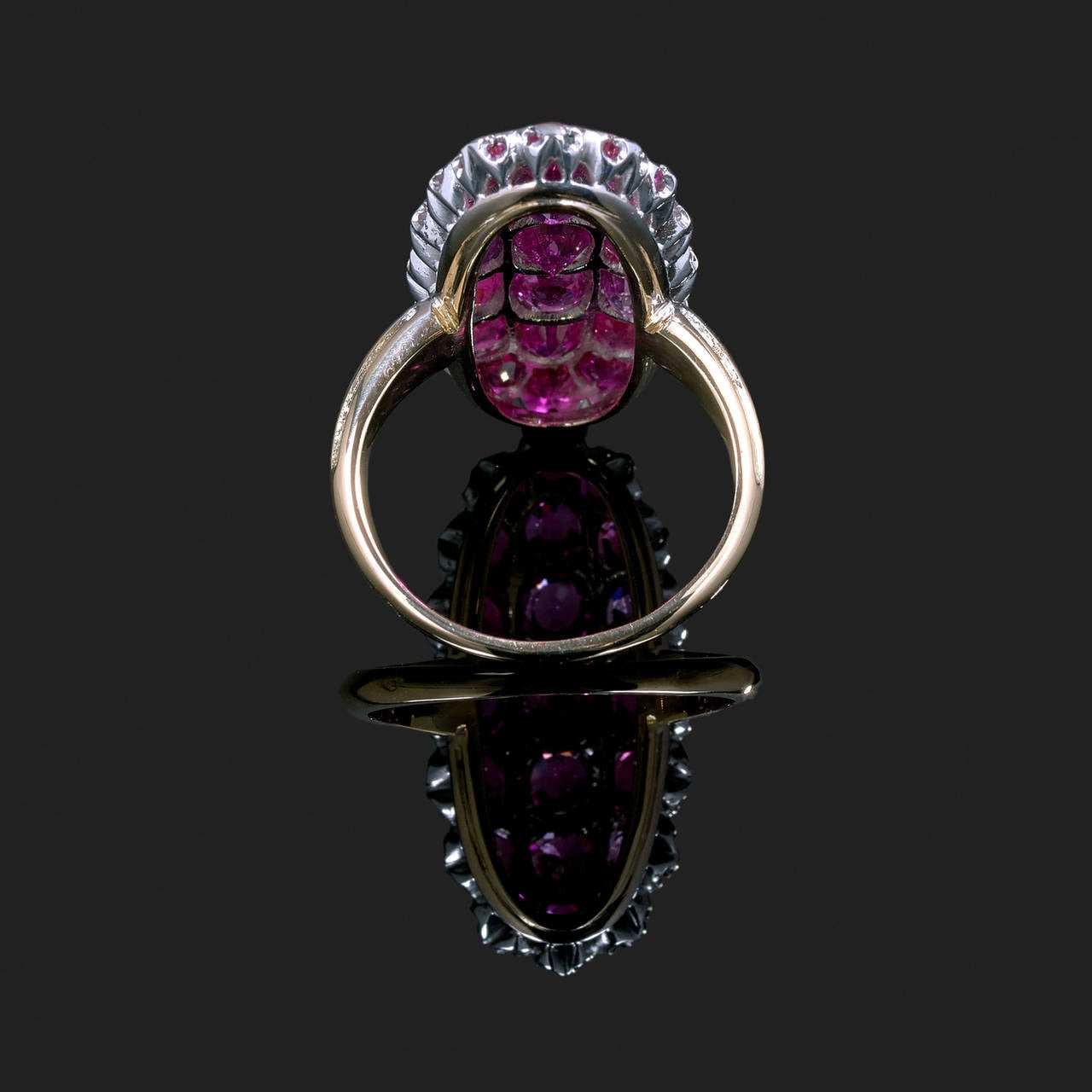 A ruby, 18k yellow gold and platinum ring.
Total Ruby weight: 3 cts approx.