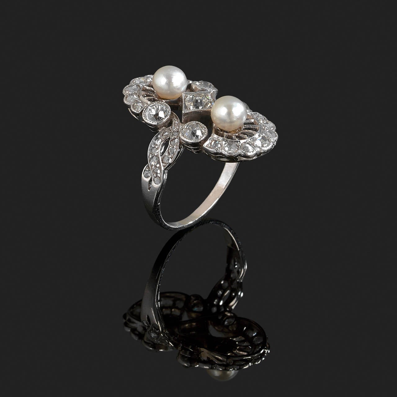 A diamonds, natural pearls and platinum ring. Circa 1910 / 1920.
Total diamonds weight: 0.7 ct