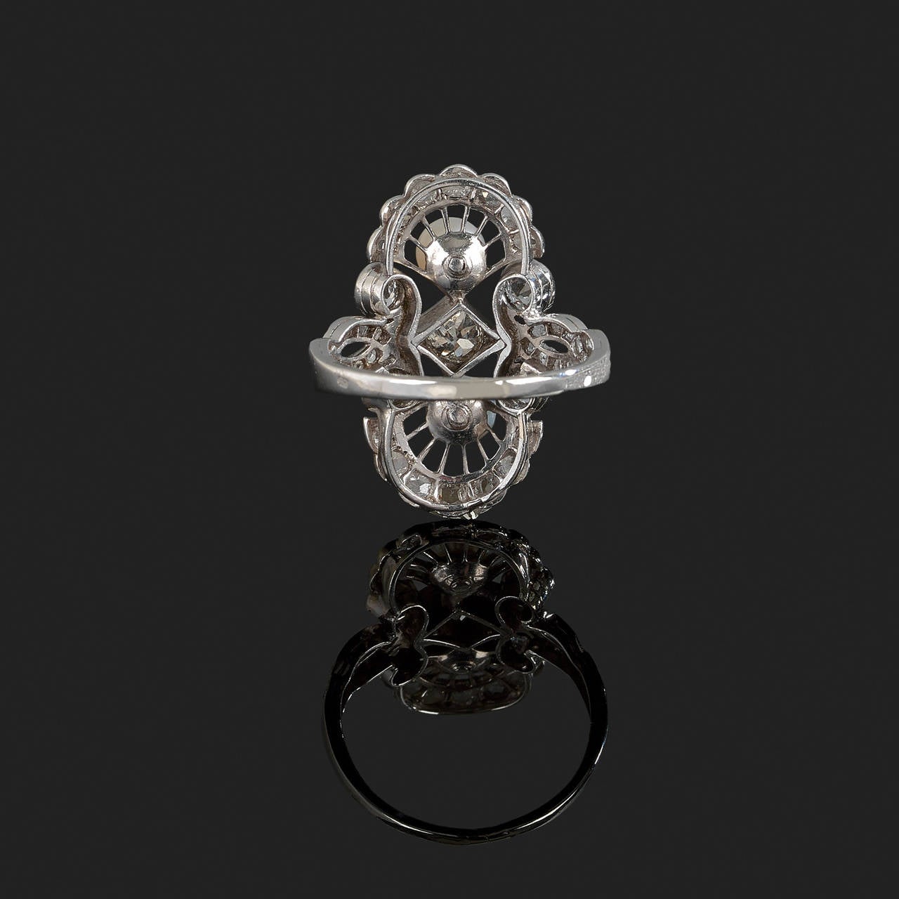 1910s Pearl Diamond Platinum Ring In Excellent Condition In Paris, FR