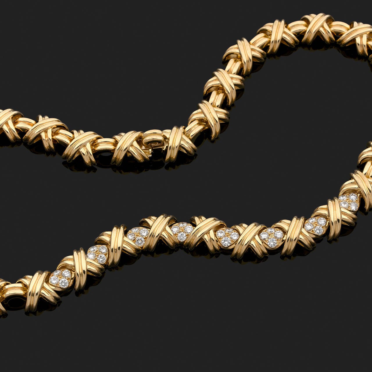 A diamond and 18 k gold necklace. Signed Tiffany & Co.
Total diamonds weight: 1.6 ct