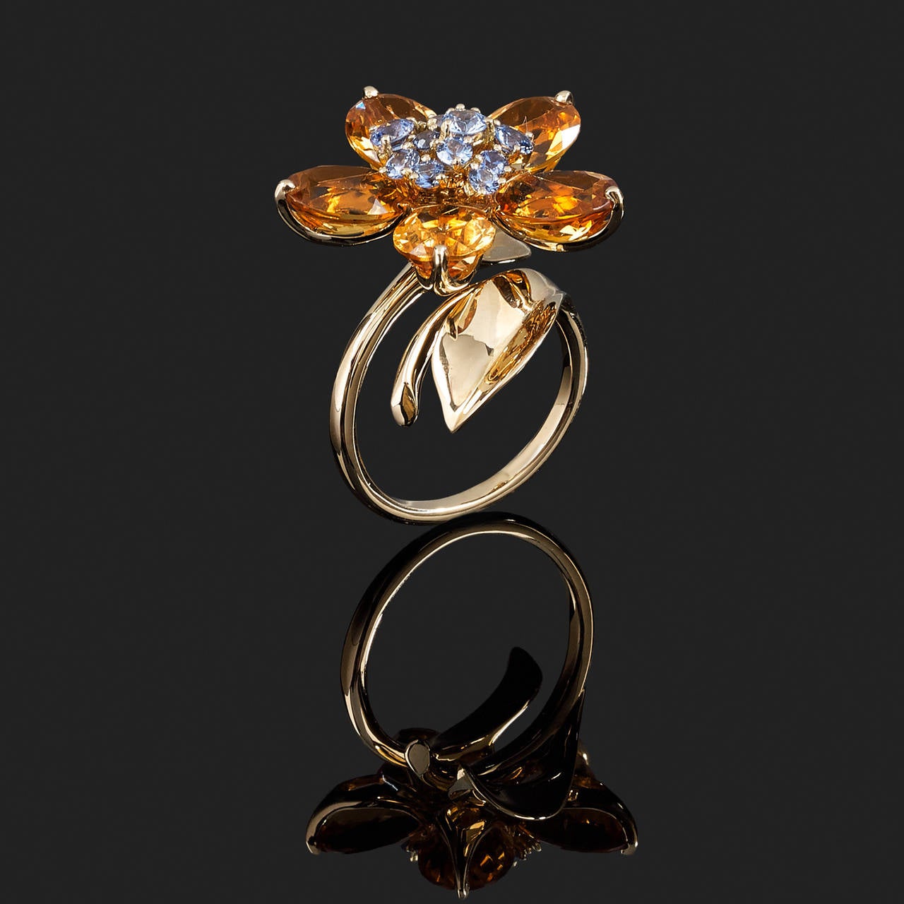 A sapphire, citrine and 18 k yellow gold ring stylising a flower. Signed Van Cleef & Arpels (Hawaï model) and numbered BL79664.

With original box and paper.