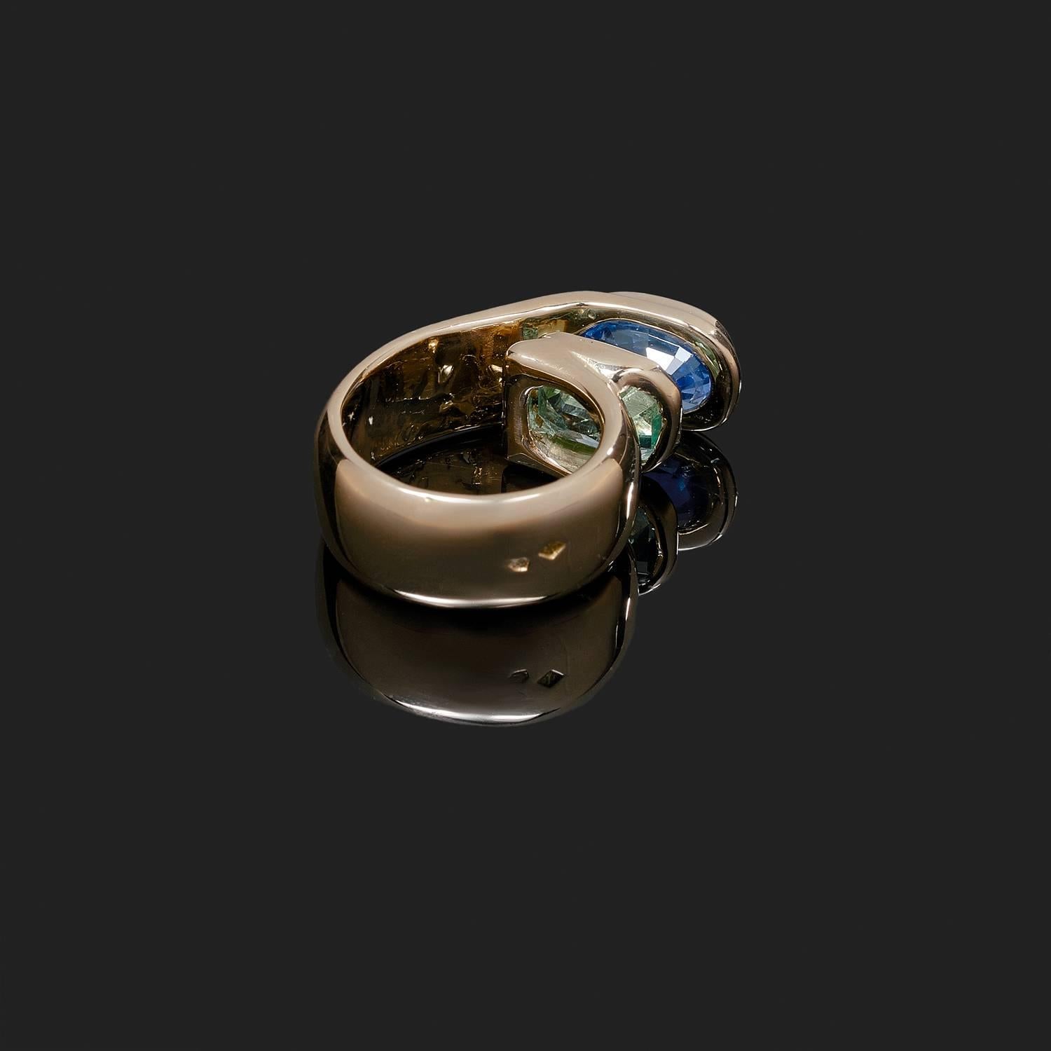 A sapphire, emerald and 18K gold ring. Signed Jean Vendôme.
Sapphire weight: 2,8 cts approx
Emerald weight: 2 cts approx
Total weight: 15 g.
Ring size: 3 1/4 (possibility to resize)