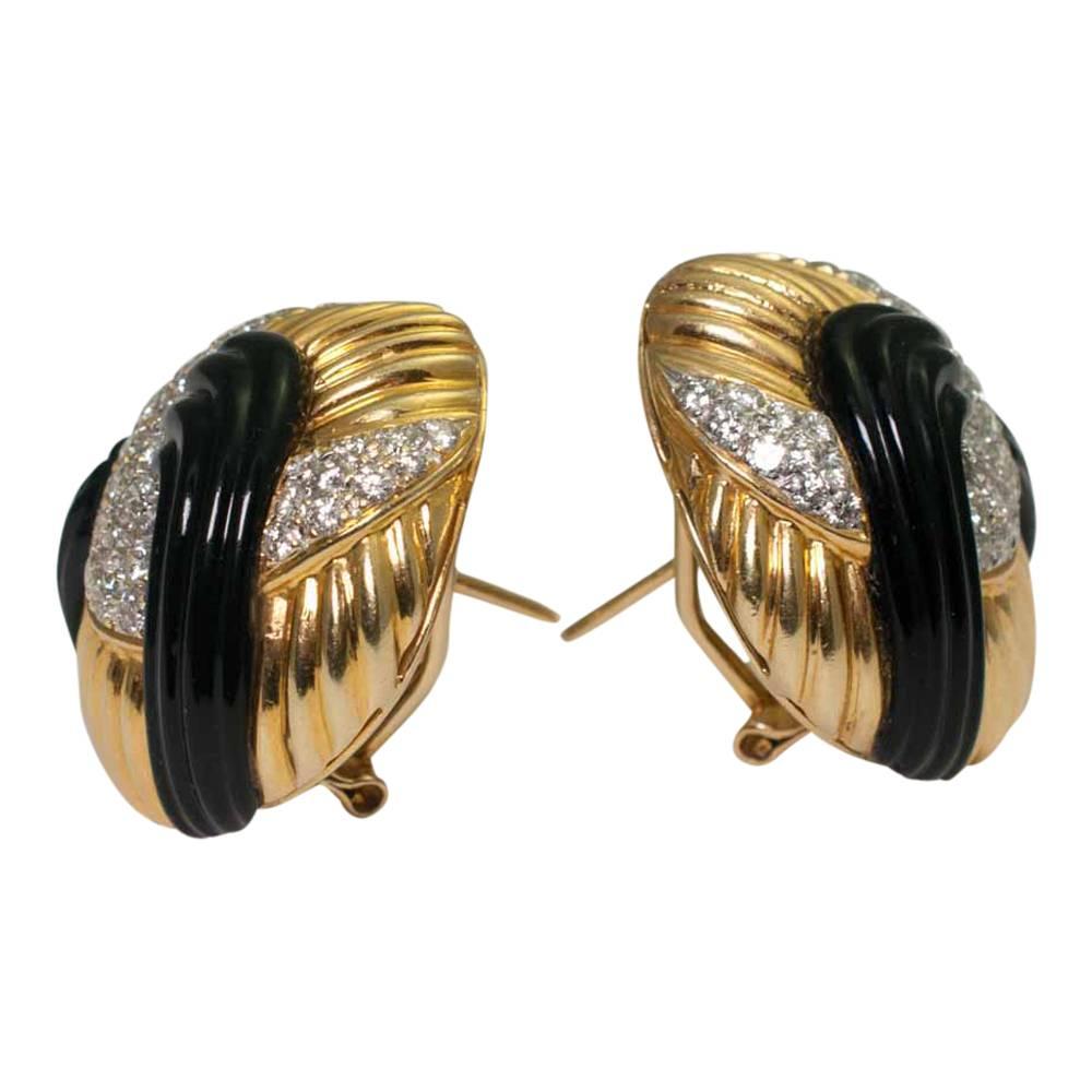 Circa 1970s Onyx Diamond 18 Carat Gold Round Knot Stud Earrings In Excellent Condition For Sale In ALTRINCHAM, GB