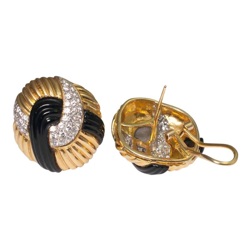 Circa 1970s Onyx Diamond 18 Carat Gold Round Knot Stud Earrings For Sale 1