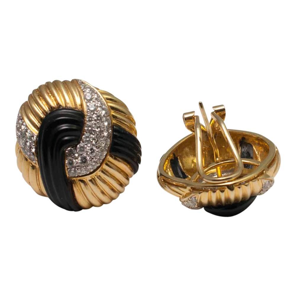 Circa 1970s Onyx Diamond 18 Carat Gold Round Knot Stud Earrings For Sale 2