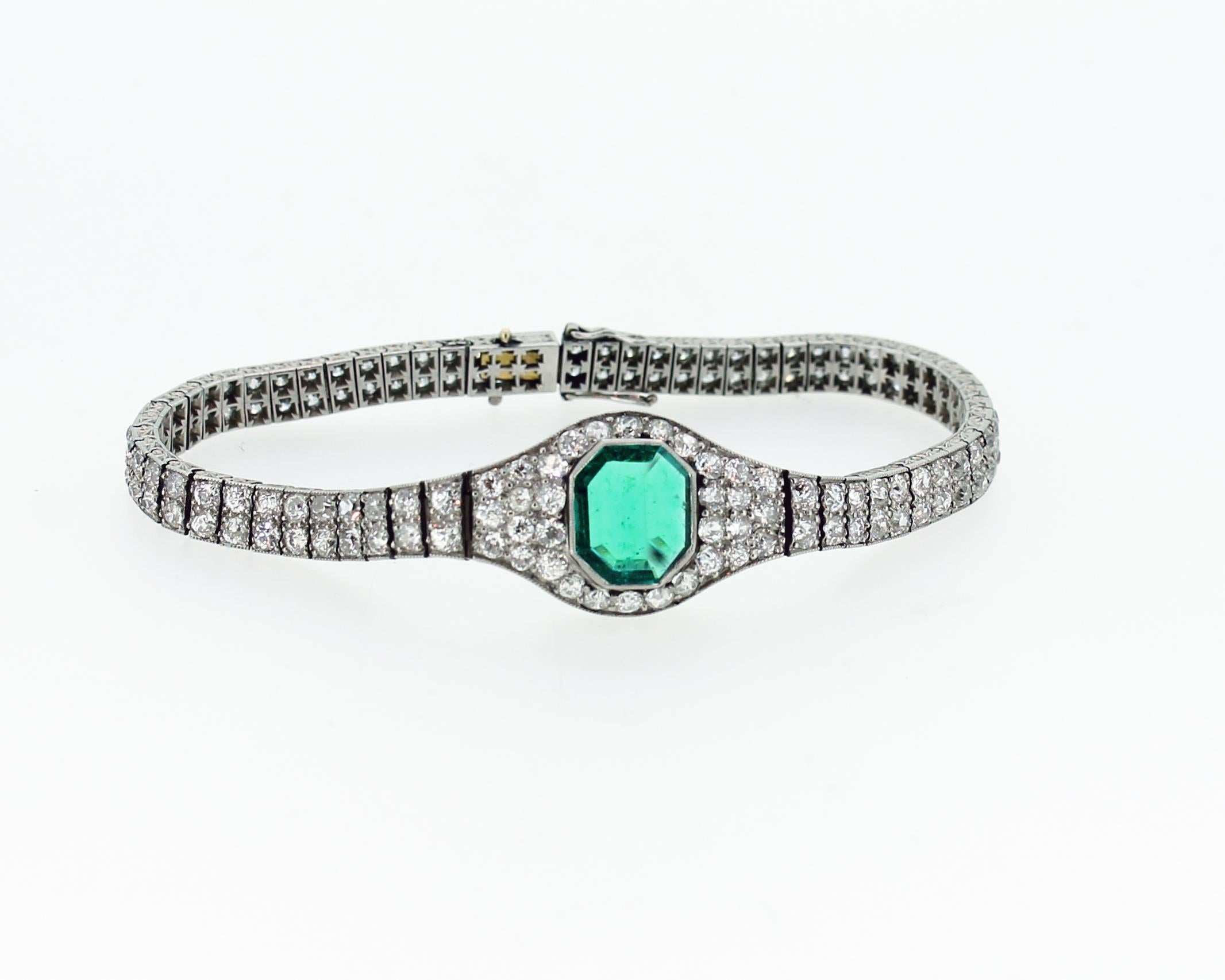 Art Deco Emerald Diamond platinum Bracelet, circa 1920 In Good Condition For Sale In WINDSOR, BERKSHIRE