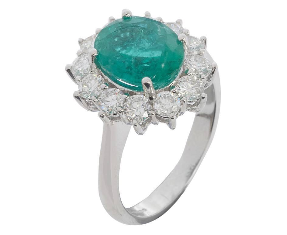 18 Carat White Gold 2.68 Carat Emerald and 1.29 Carat Diamond Cluster Ring In New Condition For Sale In Birmingham, GB