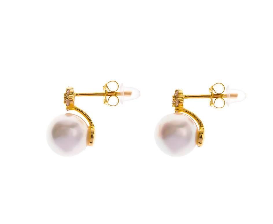 A firm favourite with the gemmologists at The Fine Jewellery Company, these stunning earrings are set with a gleaming 8.7mm Akoya pearl against a shining 18ct yellow gold stem with a cluster of dazzling round brilliant cut diamonds. The ultimate