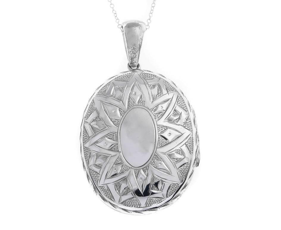 A wonderfully ornate locket crafted in silver (800 as tested). This beautifully hand chased locket would make a wonderful gift to keep happy memories close to heart. It comes complete with an adjustable chain of 18