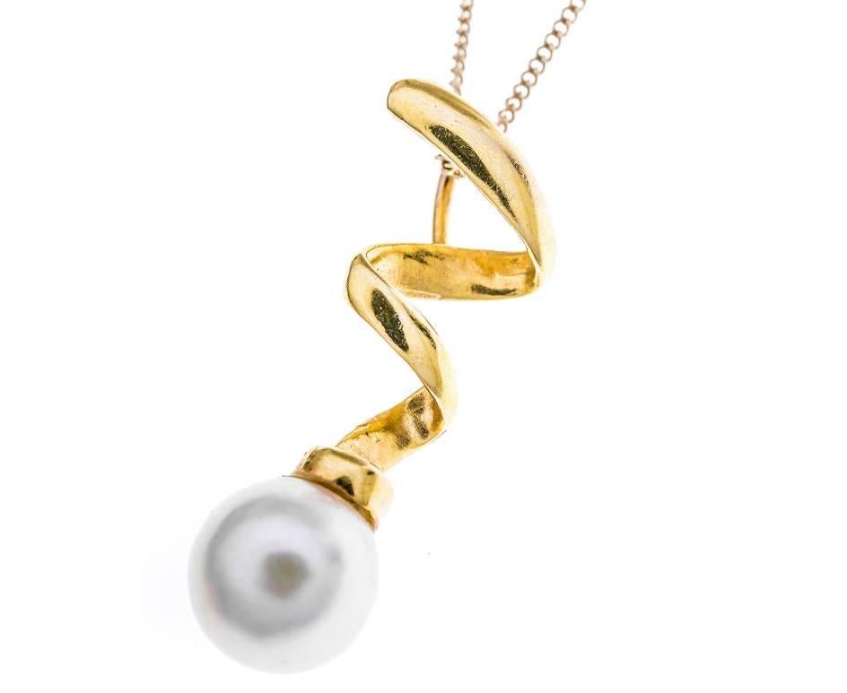 A delicious vintage pearl pendant crafted in 14ct yellow gold (as tested) exhibiting a cool white shimmering round pearl beneath a gorgeous gold twist on a 9ct yellow gold curb chain. 

SPECIFICATION
Weight (grams)	2.21
Fineness	14ct,