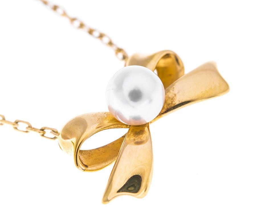 This fabulous Mikimoto pendant and chain (39cm) showcases a wonderful golden bow set with a shimmering and opulent pearl. Deliciously feminine and elegant and a lovely gift for a pearl occasion or a June birthday.

SPECIFICATION
Weight