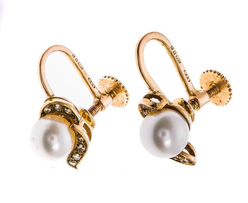 GEMMOLOGIST'S NOTES
A beautiful pair of earrings, the main feature of these earrings is the stunning cultured pearl, with delicate scrolling diamond accent. 

These stunning earrings, would make the give a touch of elegance to any outfit. Perfect