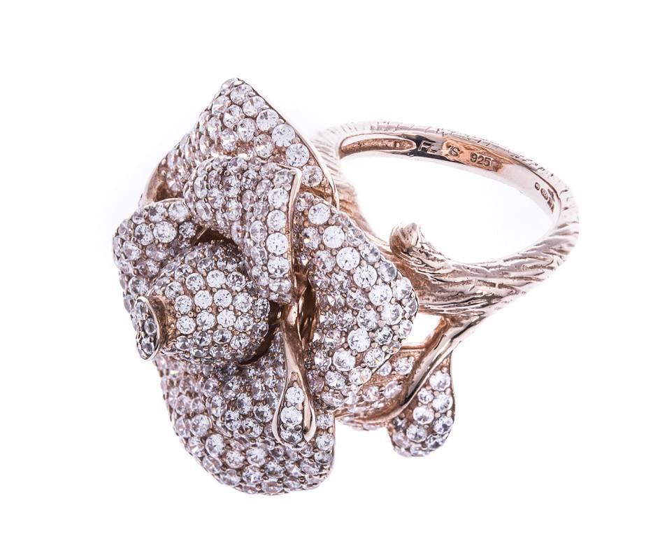 GEMMOLOGIST'S NOTES
Fei Liu

Peony Bloom

The effortlessly luxurious petals of the Peony flower have been admired across the world for centuries. Captured in a delicate rose gold finish, the Peony collection is as soft and as sumptuous as its