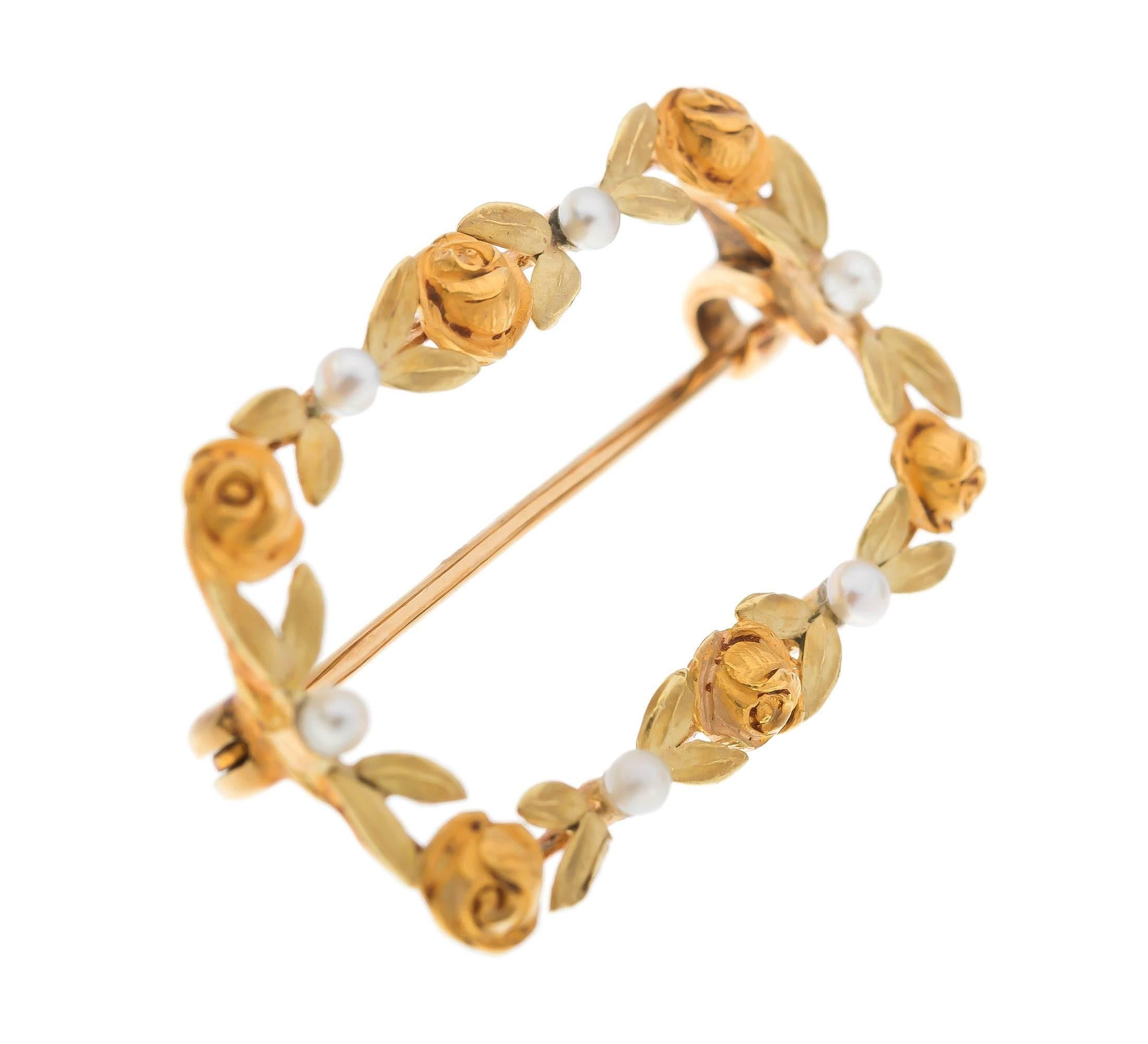 GEMMOLOGIST'S NOTES
This gorgeous stylised wreath, handcrafted during the early 20th century.

Designed as a series of beautifully arranged roses, interspaced by delicate leaves, with split pearl highlights.

A simply gorgeous piece, that would be