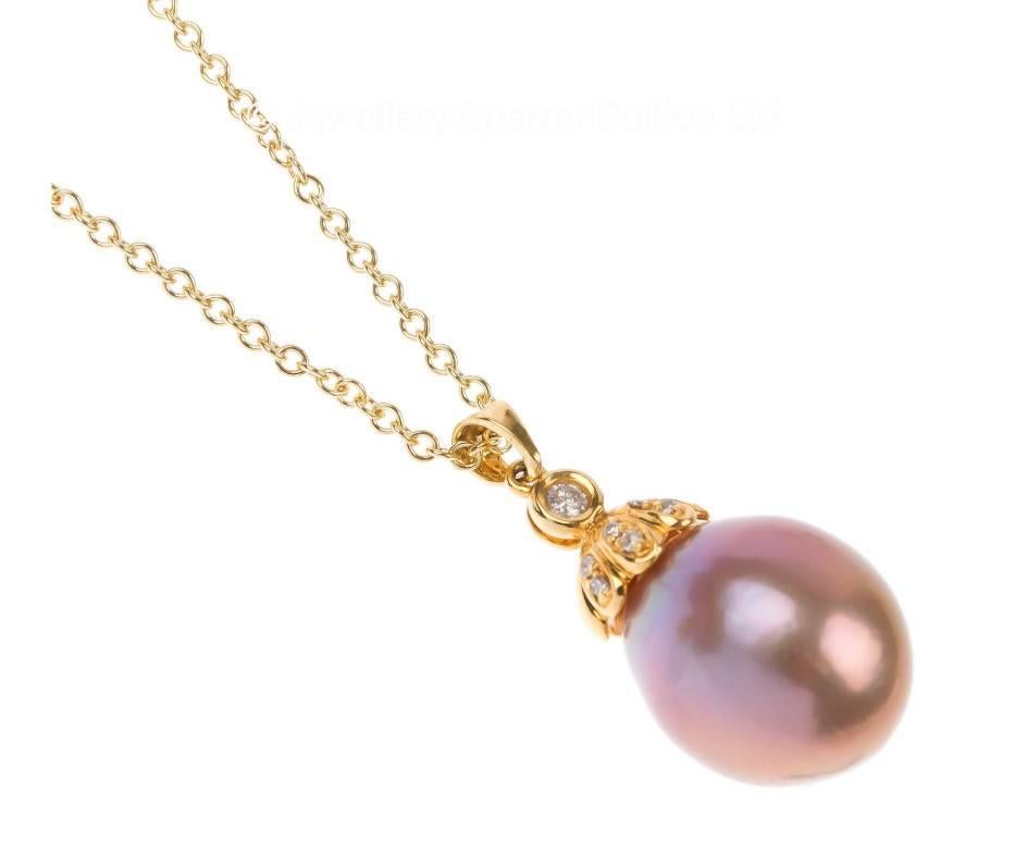 GEMMOLOGIST'S NOTES
A stunning Edison pearl pendant, glowing with a natural pink body colour with gorgeous green overtones. A beautiful combination of natural colour and soft lustre with scintillating diamonds, this glowing gold creation comes