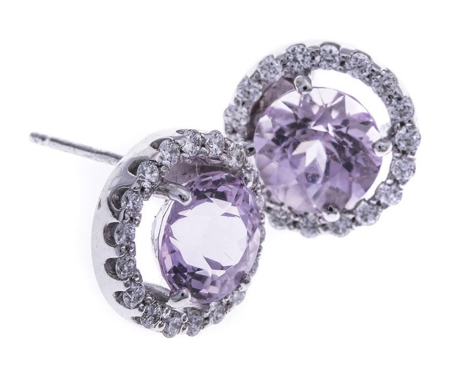 Sparkling diamond halos surrounding luscious lilac kunzite all wrapped up in 18ct cool white gold. These gorgeous earrings are British made and will make a wonderful gift for someone with a taste for the more unusual gemstones.