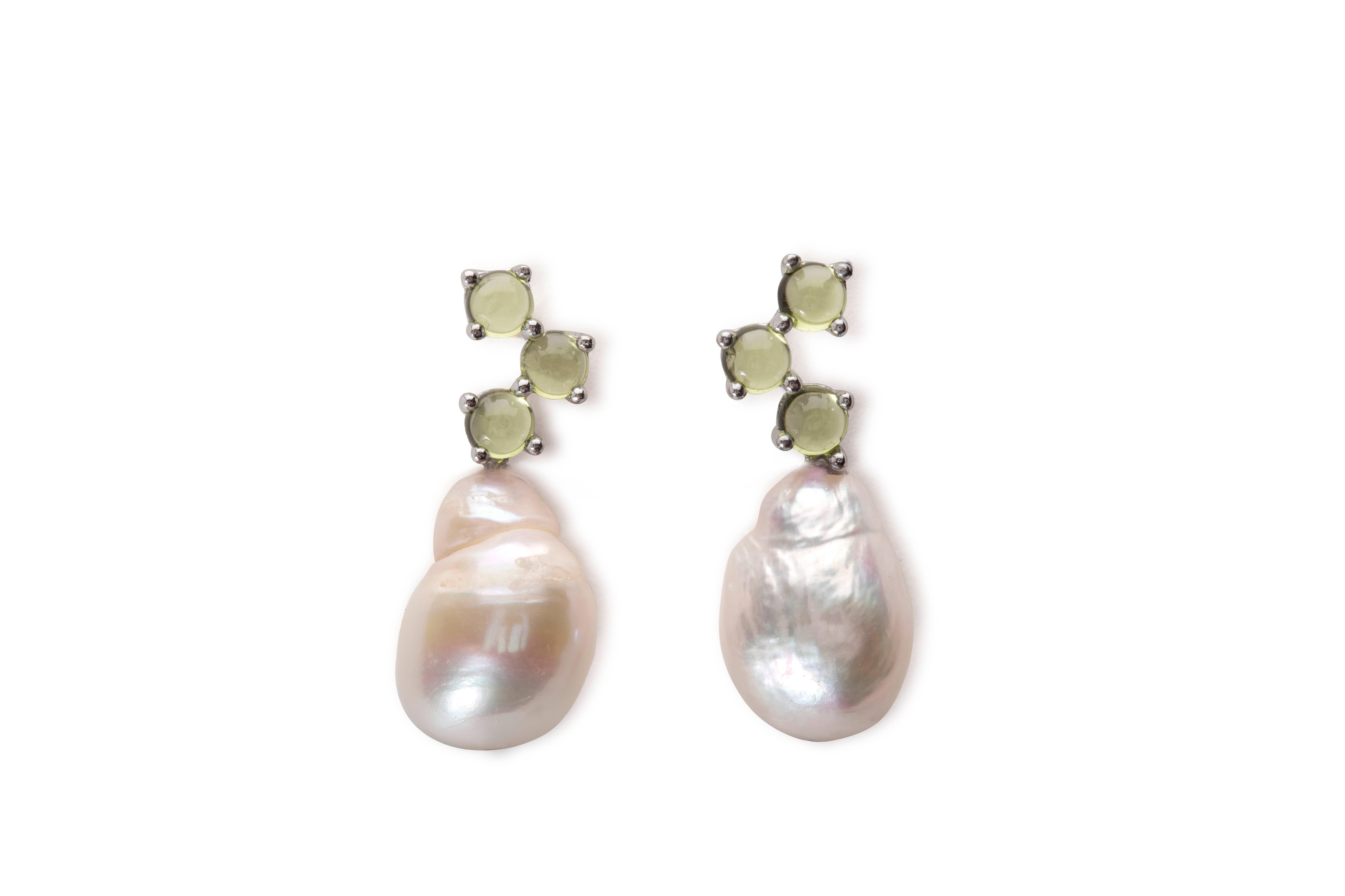 Contemporary Biege Baroque Pearl Cabochon Pink Tourmaline 18 yellow Gold Earrings