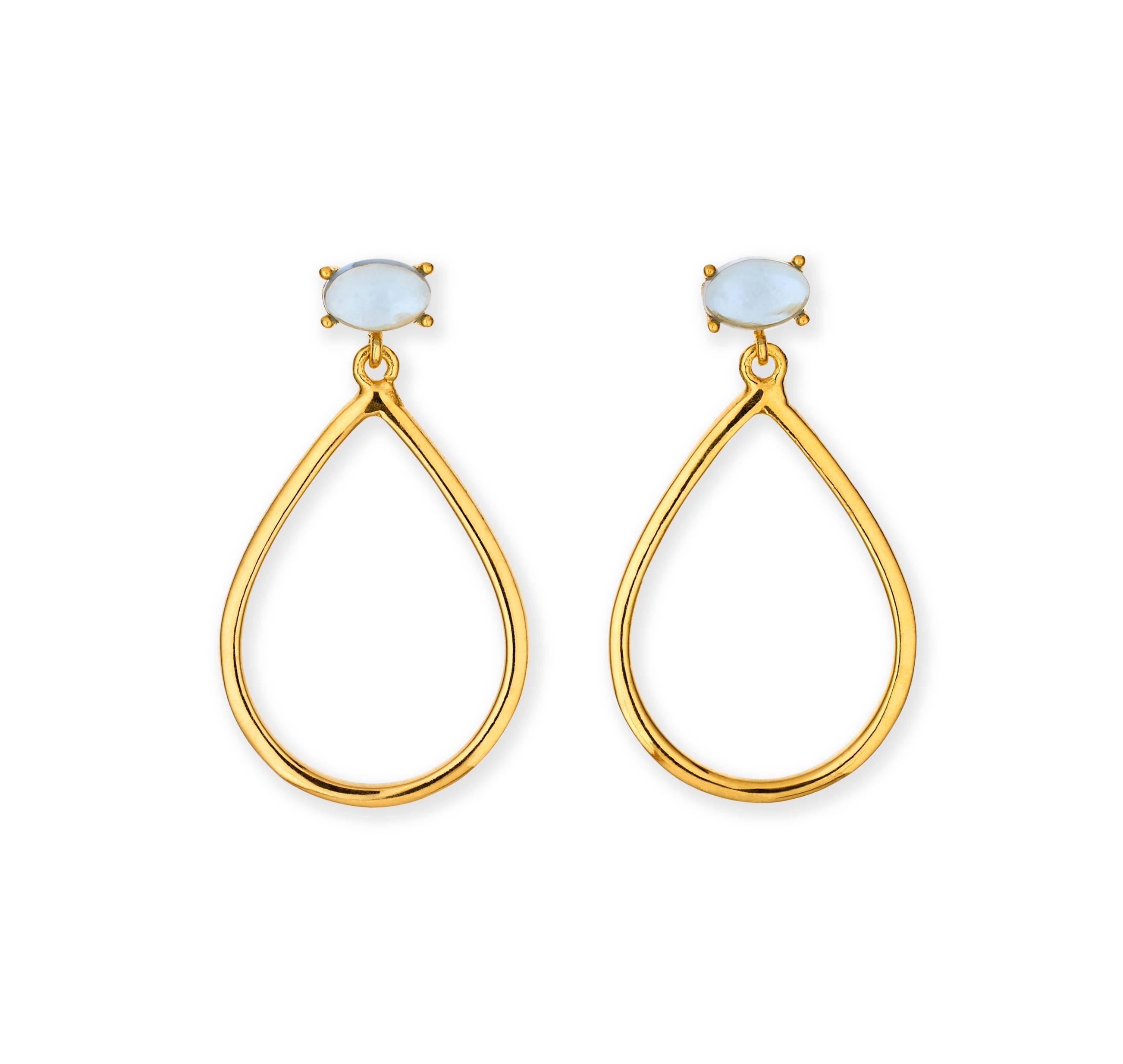 These beautifully simple drop earrings are a perfect look for everyday chic. The total length of the earrings is 30mm, the gold metal is 2mm deep, and they measure 18mm at their widest point. Style with our Skopleos pendants in the same or