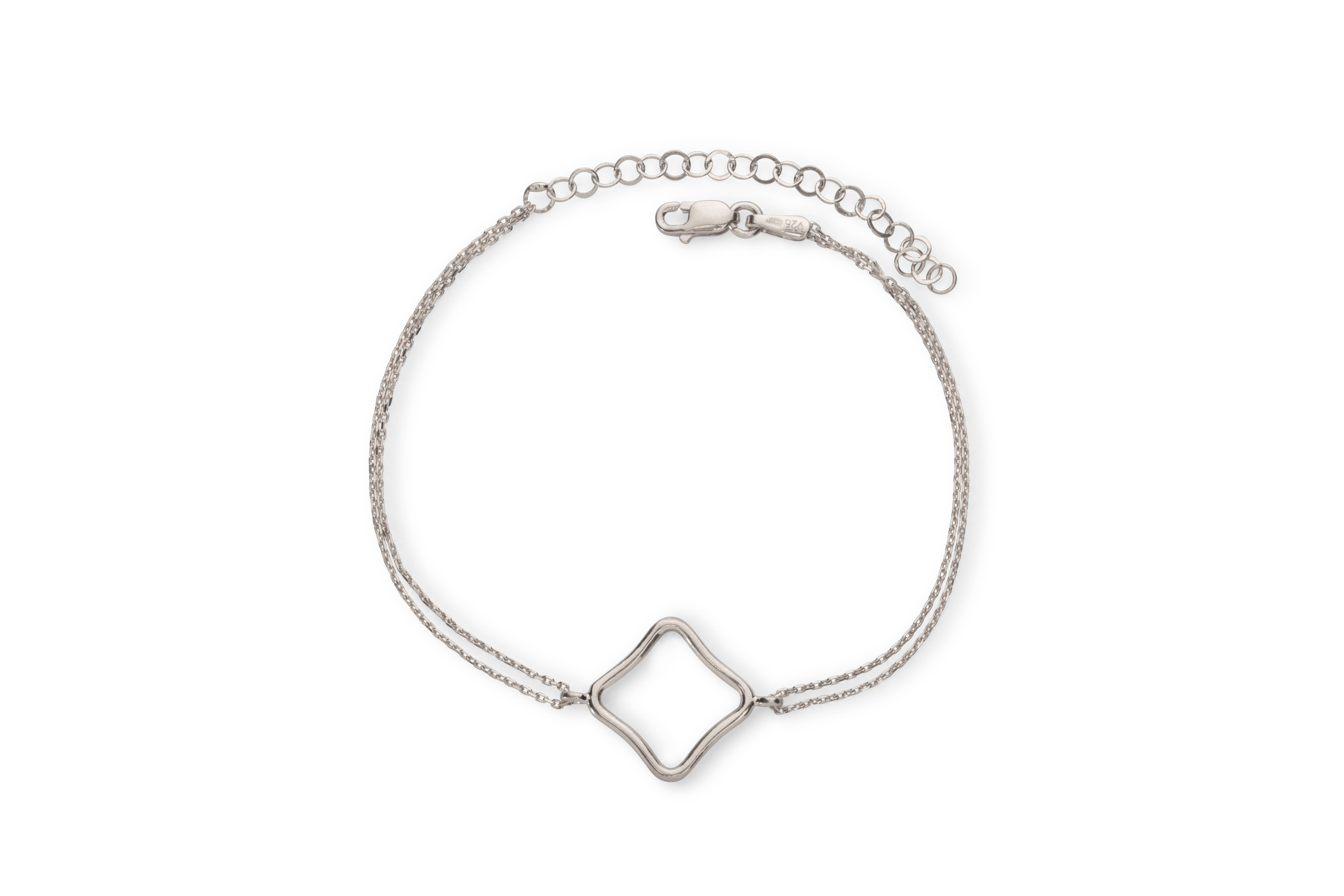 Wear these statement bracelets on their own to show off your fantastic style or layer them with our medium and small Bodrum bracelets for a fun look. This vermeil bracelet features a 15x15mm Maviada logo design 1.5mm thick, with a dual thin chain on