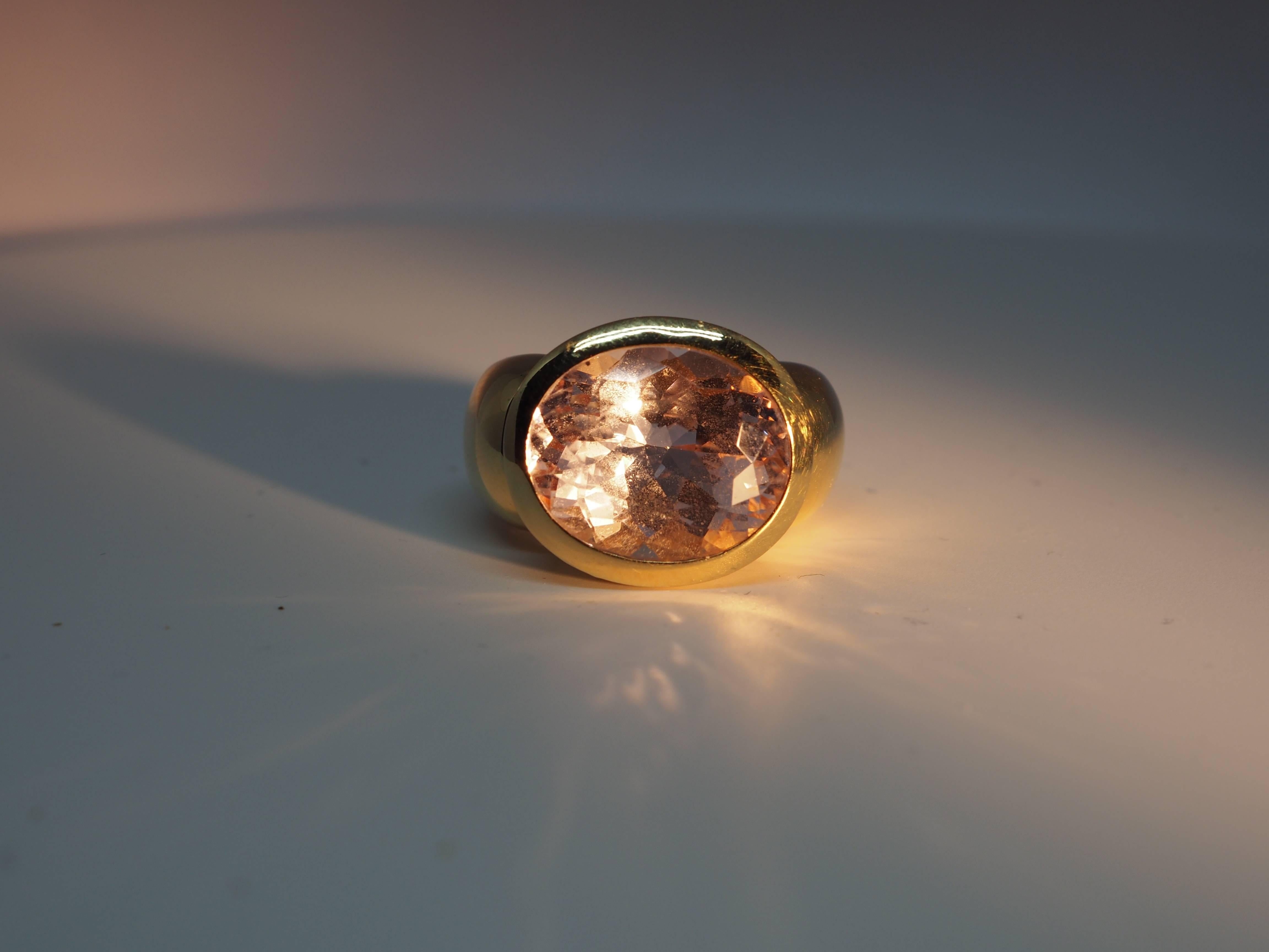 Thomas Leyser is renowned for his contemporary jewellery designs utilizing fine coloured gemstones and diamonds. 

This ring in 18k white gold is set with 1 facetted Morganite in top quality. 

Ringsize 7.  

18k Rose Gold (35g)
Morganite (facetted,