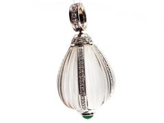 Pendentif en cristal de roche sculpté avec une goutte d'émeraude