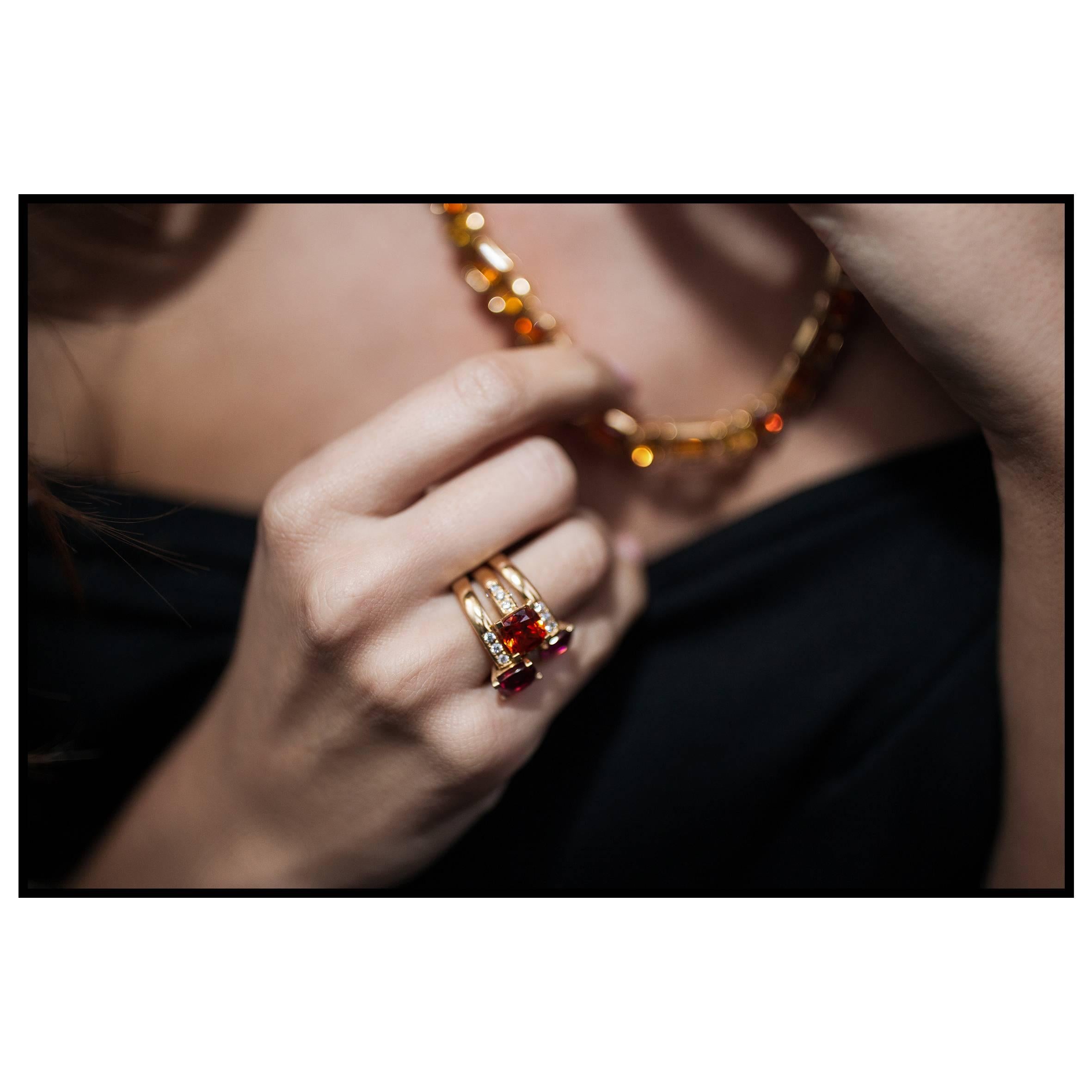 Thomas Leyser est réputé pour ses créations de bijoux contemporains utilisant des pierres précieuses fines.

Ce bracelet en or rose 18 carats contient 21 citrines facettées de qualité supérieure, de formes et de couleurs différentes (18,02 carats).