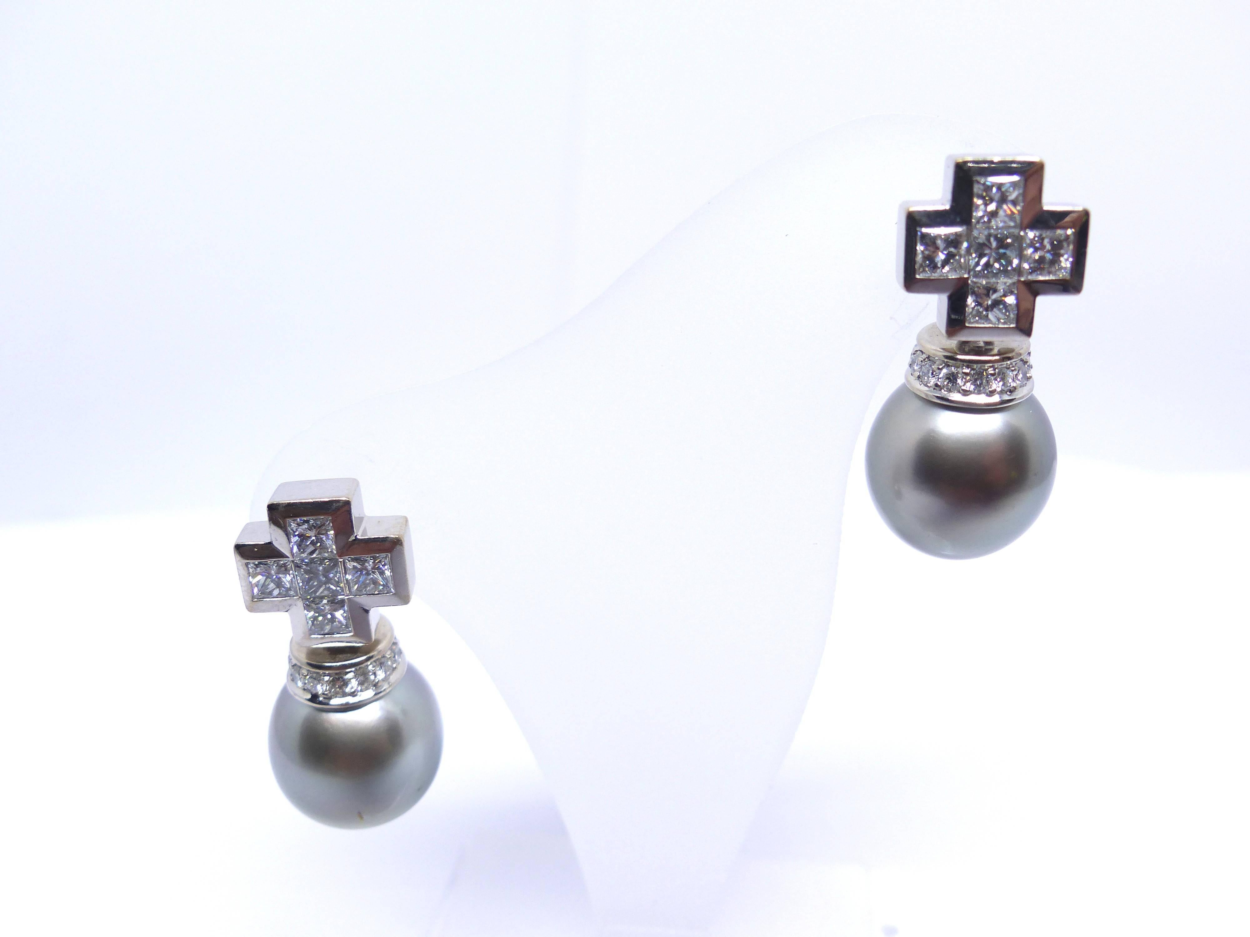 Thomas Leyser is renowned for his contemporary jewellery designs utilizing fine coloured gemstones, pearls and diamonds. 

This pair of earrings in 18k white gold has 2 Tahiti pearls (11.5mm round) in top quality plus 10 Diamonds square cut 2,7mm,