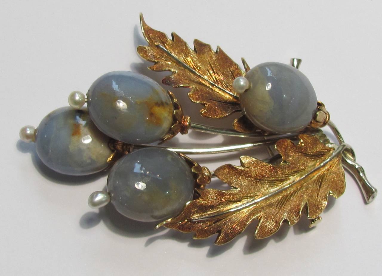 1950s Marcello Minotto set consisting of brooch and ring in engraved and segrinato gold with chalcedony and pearls.