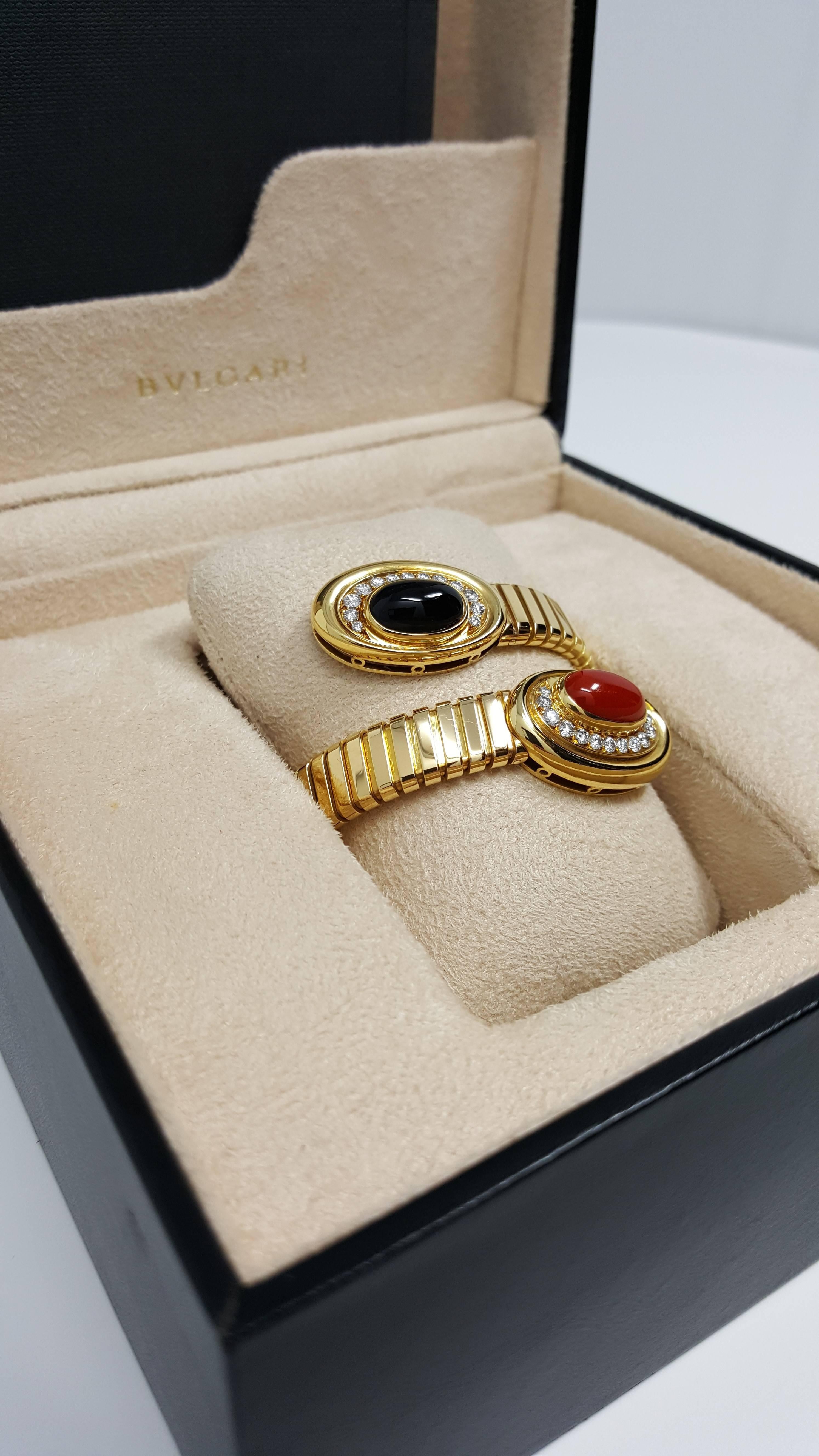 Retro 18 Karat Yellow Gold Bvlgari Tubogas Serpentine Coral and Onyx Bracelet For Sale