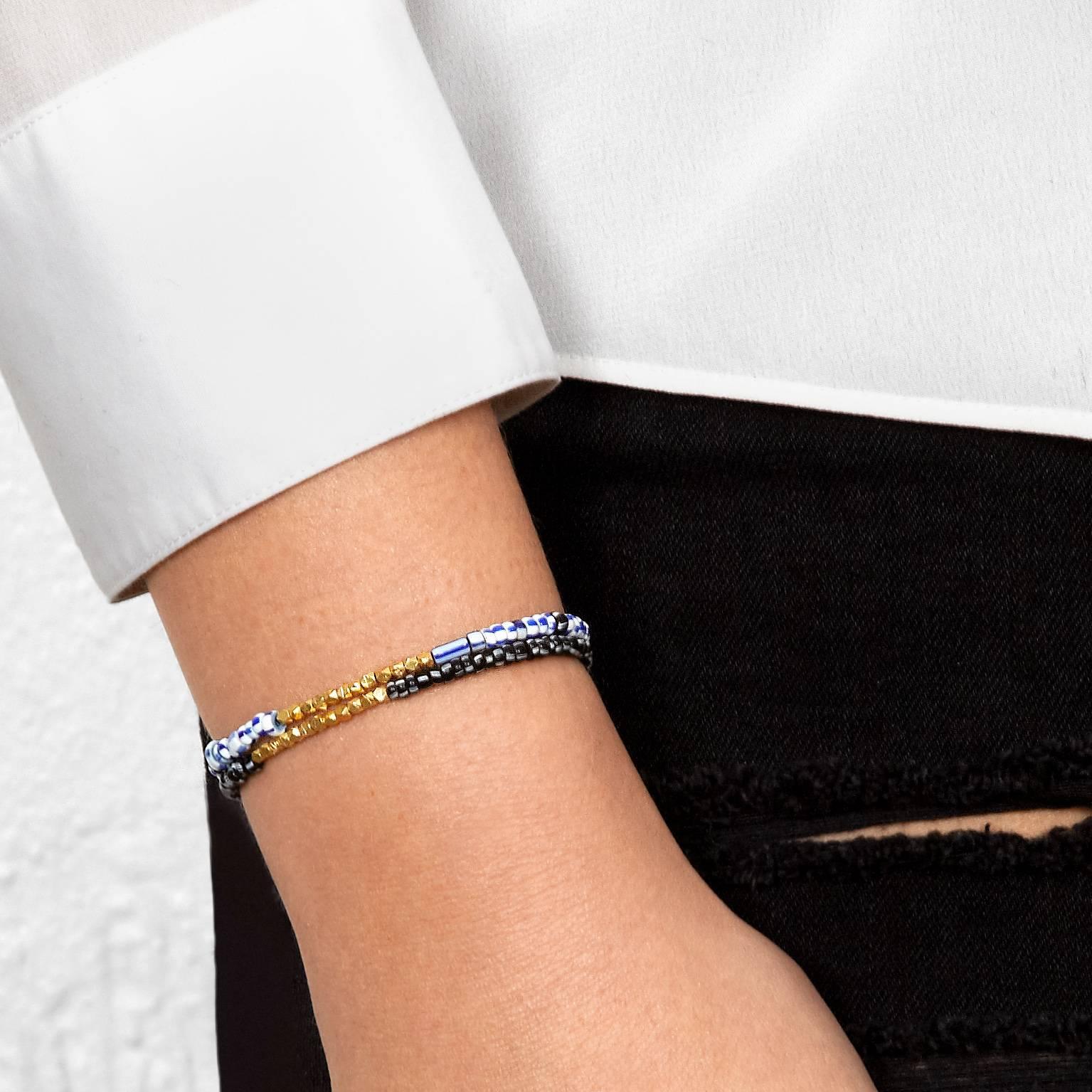 Dieses Armband besteht aus antiken blauen und weißen venezianischen Glasperlen, die mit einem Zoll massiven 14-karätigen Gelbgoldperlen akzentuiert sind.  Die Struktur ist stark, gespannt und elastisch.

Diese antiken venezianischen Perlen wurden in