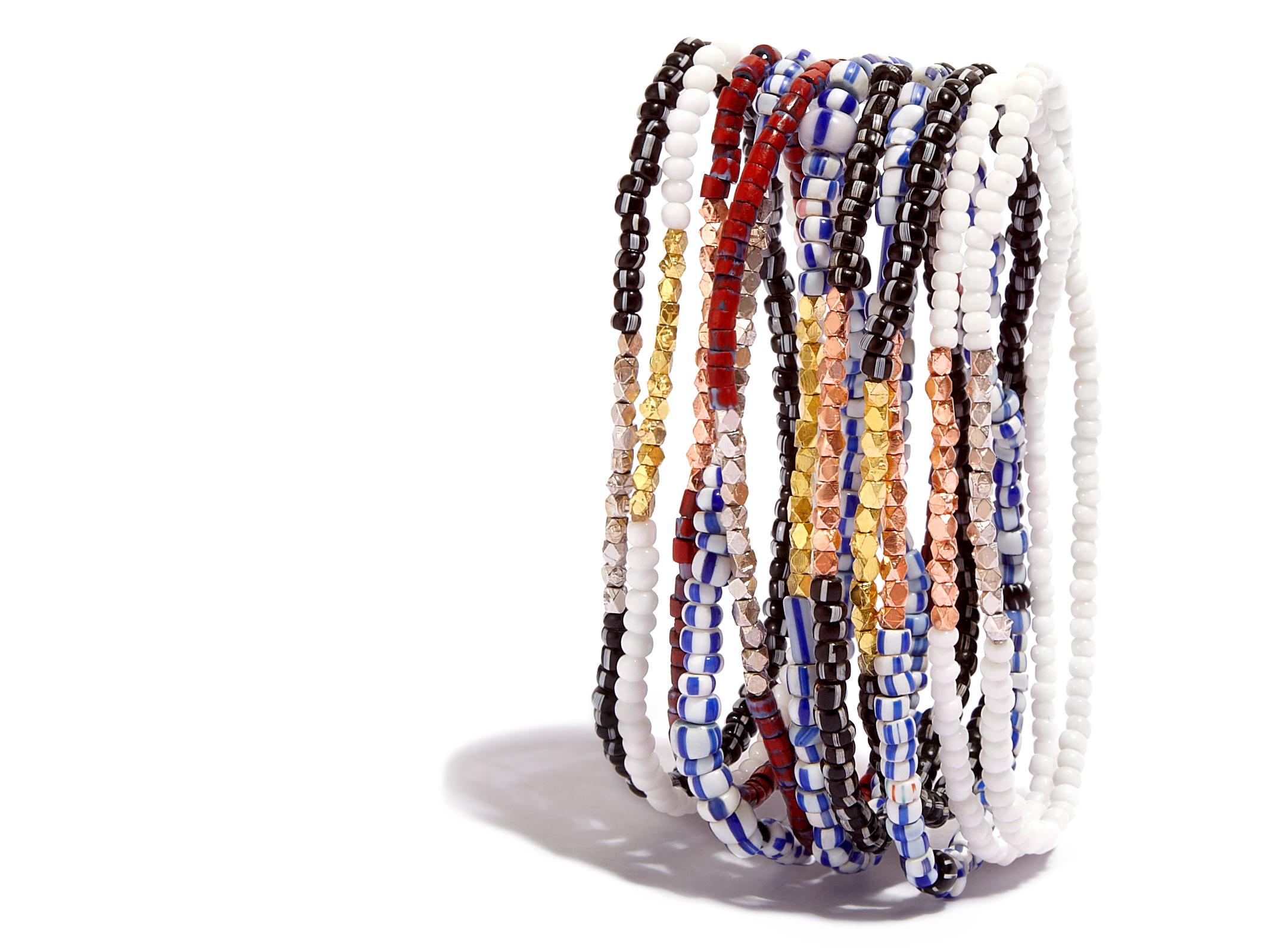 Dieses Frauenarmband besteht aus antiken weißen venezianischen Glasperlen, die mit einem Zoll massiven 14-karätigen Roségoldperlen akzentuiert sind.  Die Struktur ist stark, gespannt und elastisch.

Diese antiken venezianischen Perlen wurden in den