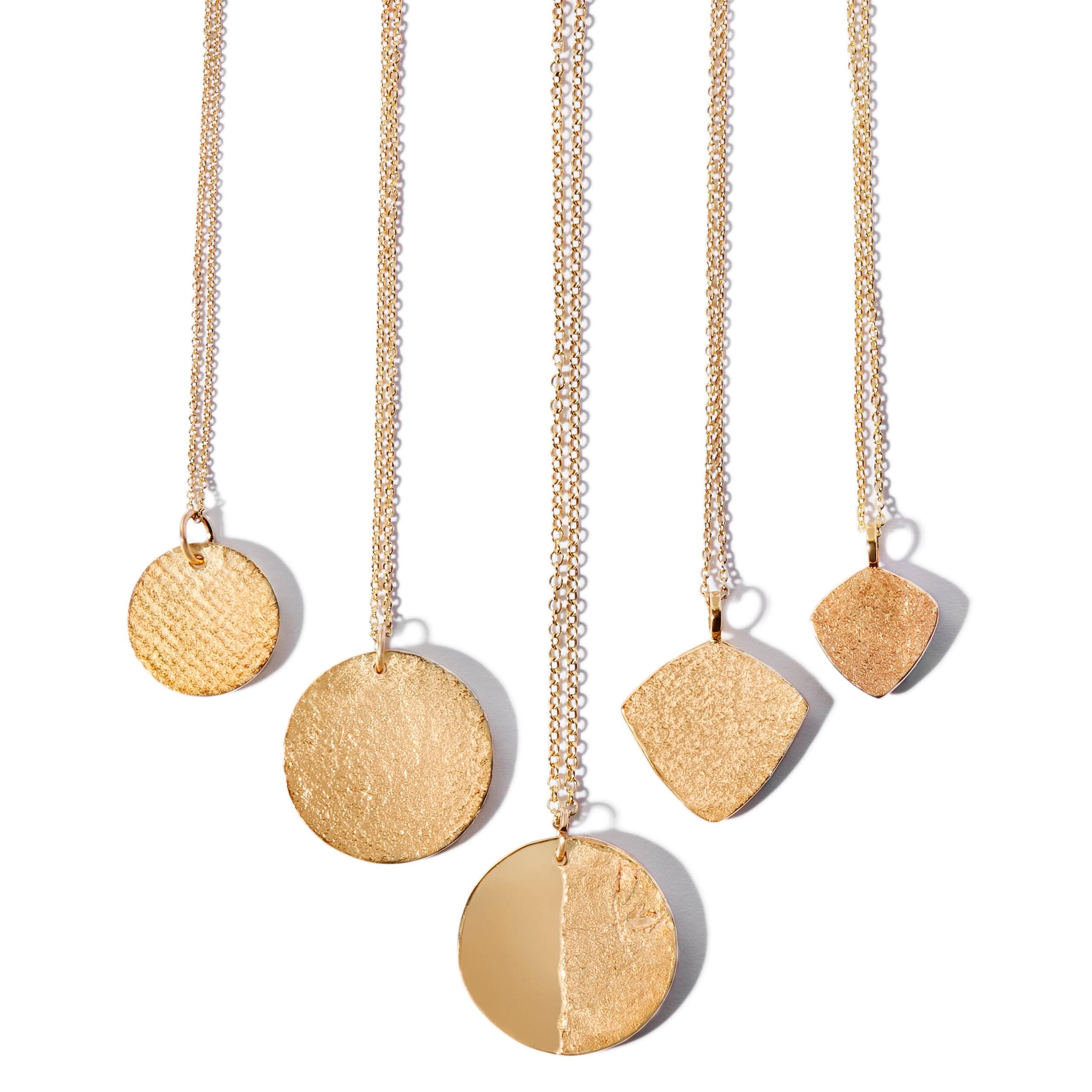 Questa classica collana con ciondolo, realizzata in oro massiccio a 9 carati, presenta la nostra caratteristica texture Paper.  Il ciondolo è largo 19 mm e lungo 23 mm e viene fornito con una catena da 20 pollici in oro massiccio a 9 carati. Il