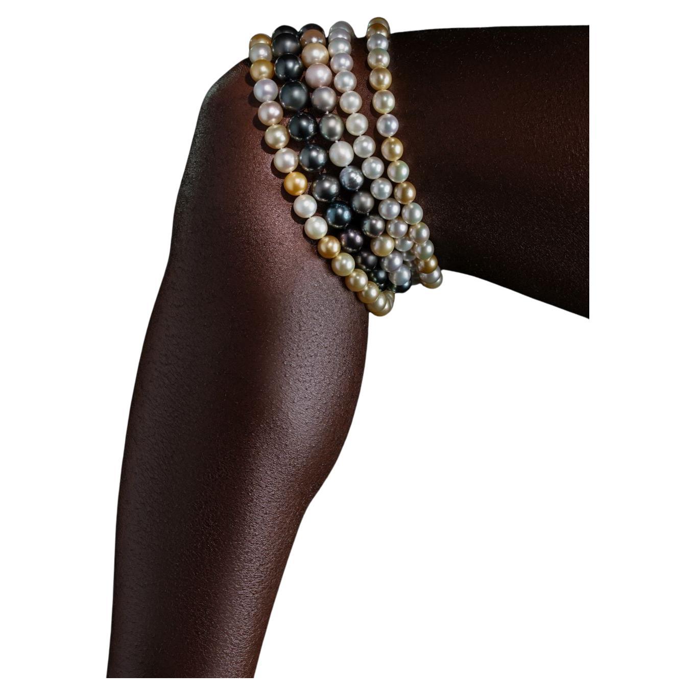 Exquisite necklace with voluptous natural Tahiti-pearls consisting of 27 natural exceptionally large pearls of 15,0 - 17,5 mm / 0,59 - 0,69 inches. 
The seemingly almost black pearls shimmer in different shades of colors, depending on the