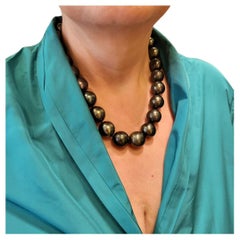 Voluptuous Natural Tahiti Pearl Necklace