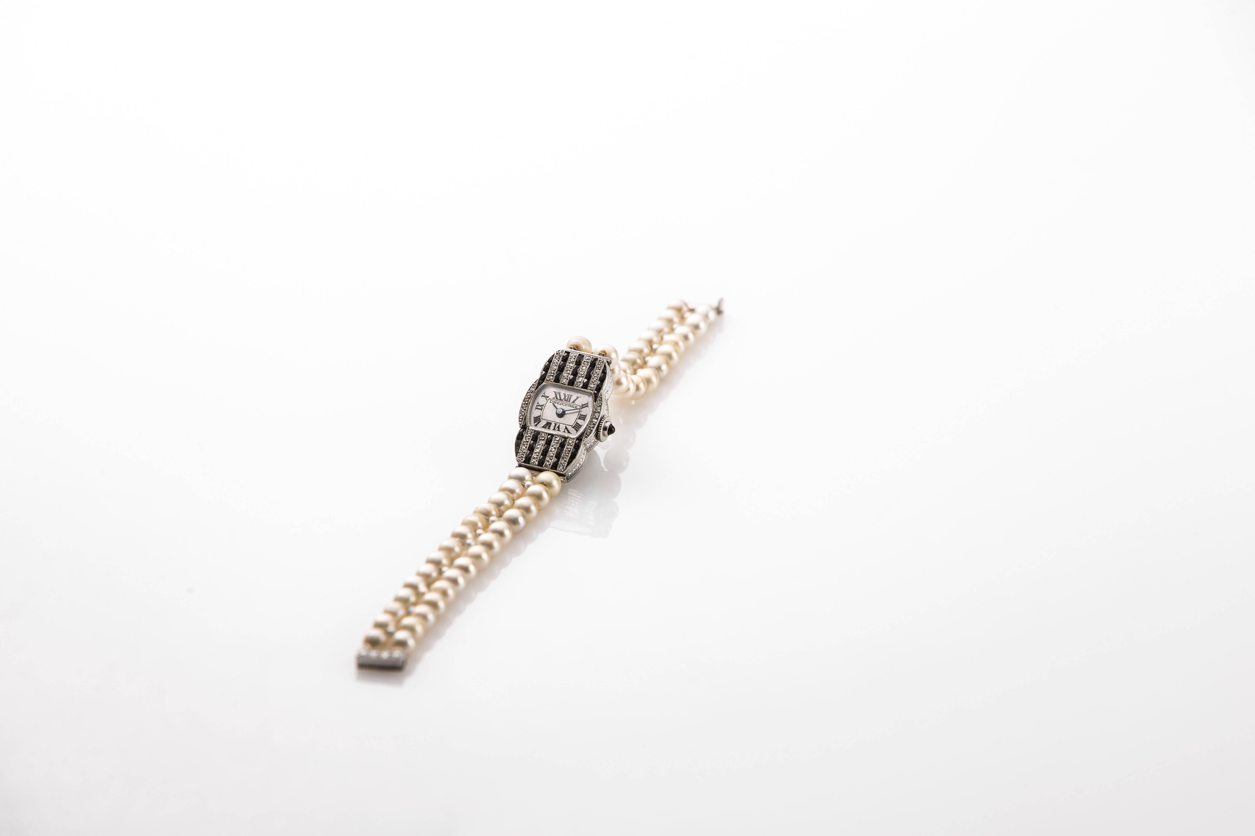 Außergewöhnliche Art Deco Damenuhr aus Perlen:: Onyx und Diamanten. 
Das versilberte Zifferblatt mit römischen Ziffern und Zeigern aus gebläutem Stahl ist mit einzelnen Diamanten und Diamanten im alten europäischen Schliff besetzt:: die von Onyx im