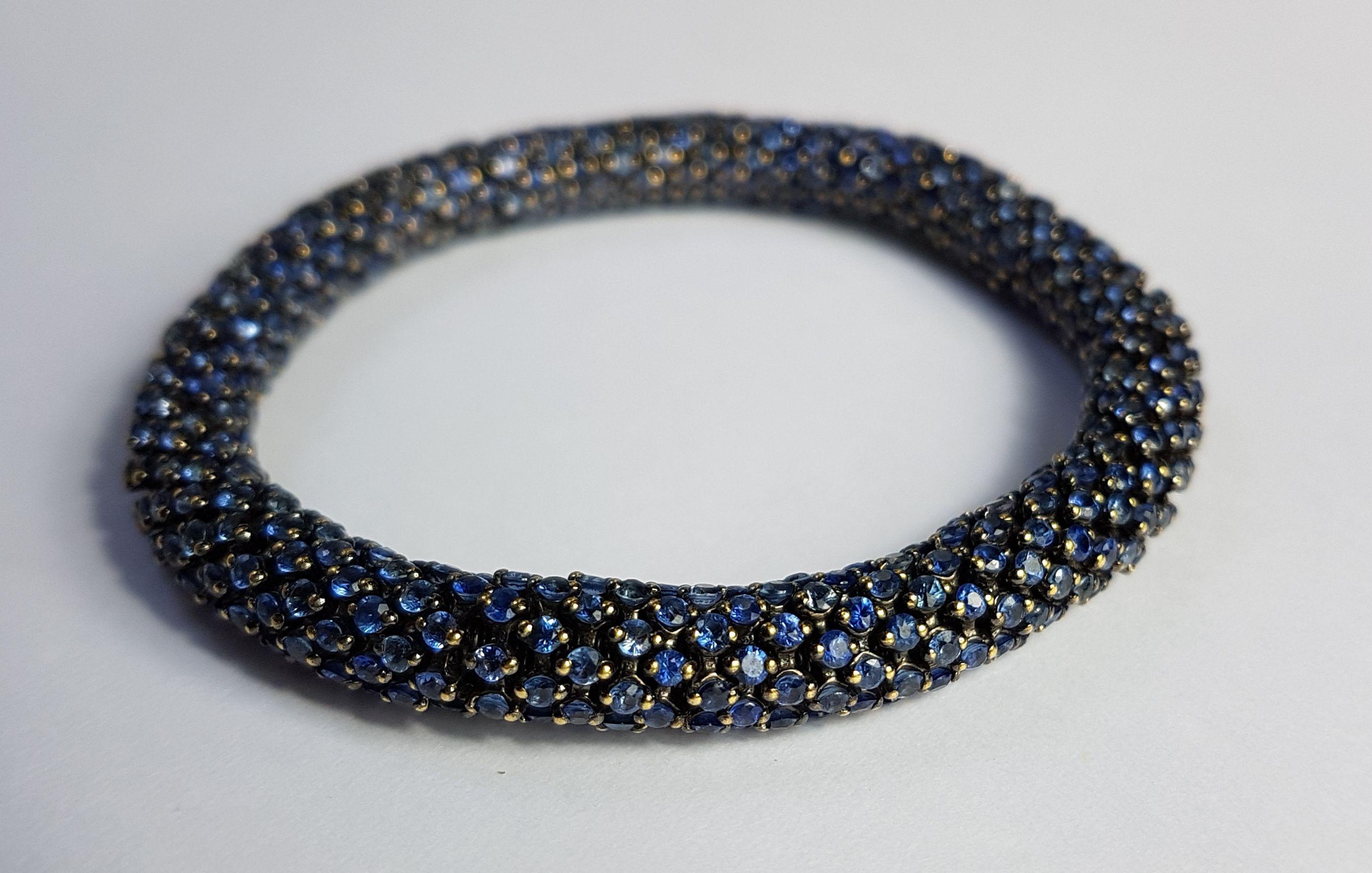 Astonishing blue sapphire and white gold bracelet.
The bracelet is very flexible and therefore adapts to different wrist sizes.
Total weight of sapphires: 19.55 carats.
Chic and sporty at the same time! Fashionable!
Different models available!