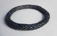 Bracciale flessibile in oro bianco con zaffiro blu