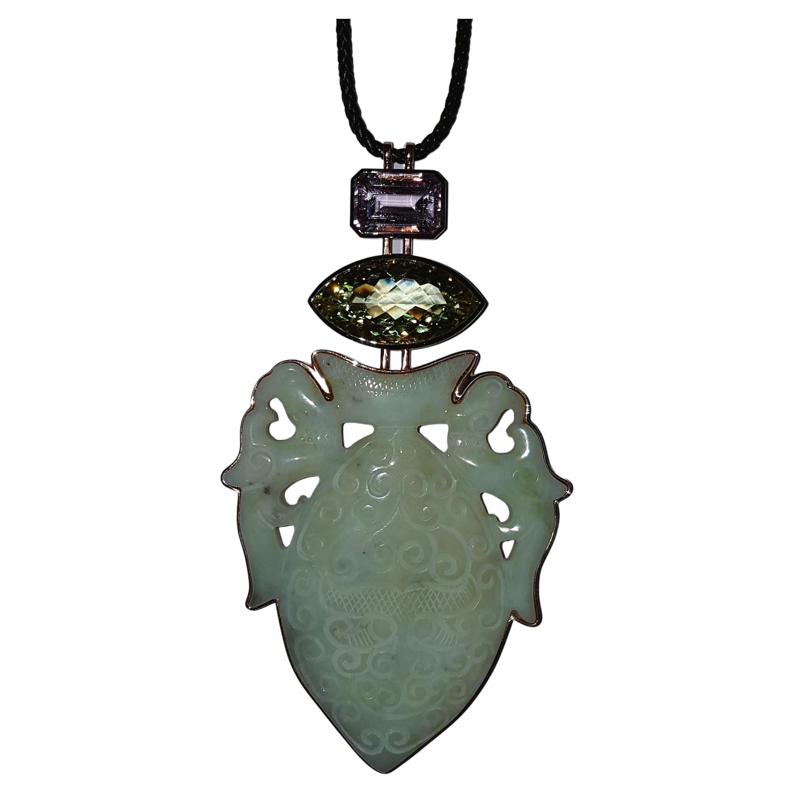 Breathtaking and extravagant necklace made of 750/0 white gold and bronze. 
The historical greenish colored imperial jade from China, 19/20 century, the carving shows 