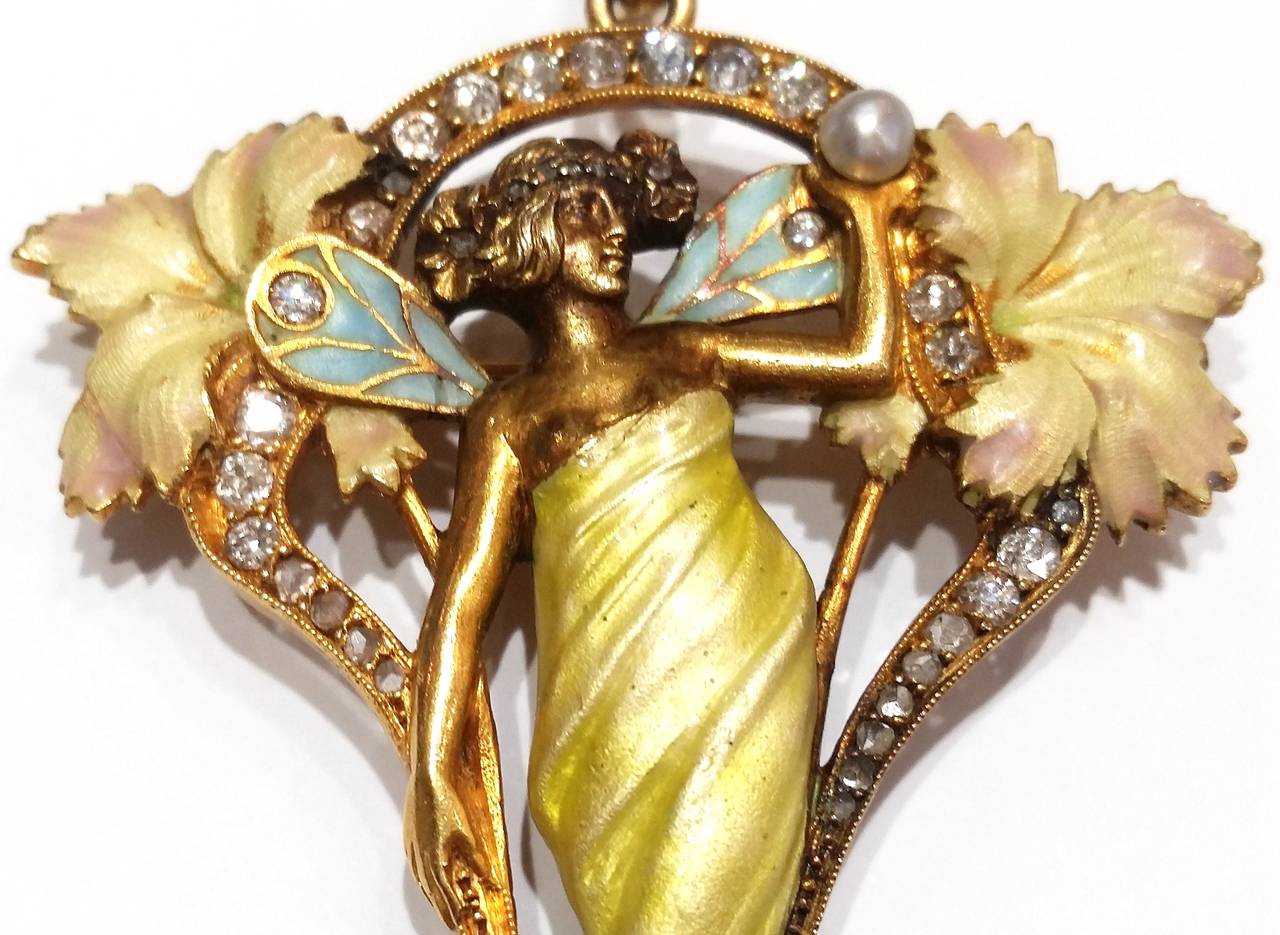 Magnificent Masriera Art Nouveau Pendant/Brooch made in yellow gold, plique-a-jour and basse-taille enamel, diamond and pearls. Representing a nymph.
Published and certified.