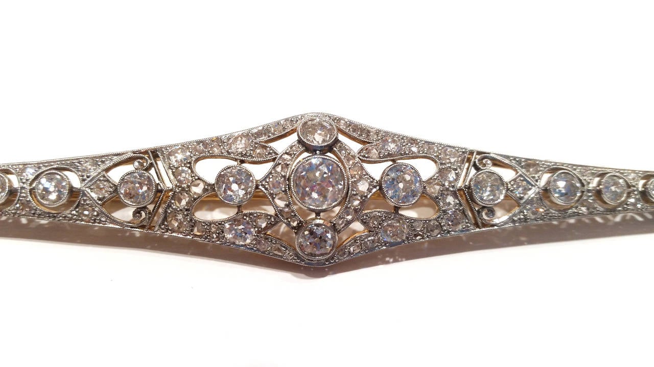 A great early Art Deco bar brooch. Made of yellow gold and openwork platinum and set with Old European cut diamonds.

Original fitted case.
Central diamond 1ct approx.
Total rest 7ct approx.
