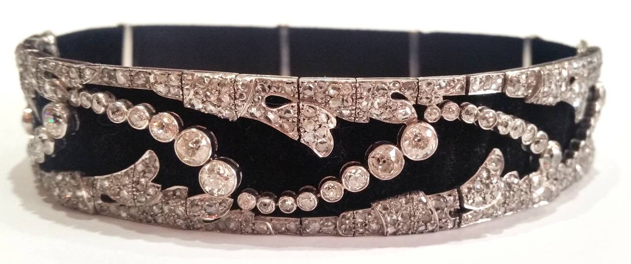 Beautiful Art Decó choker/bracelet made of platinum and diamonds on a black velvet ribbon. Diamonds are in old mine and old European cut (total weight 19ct approx.)