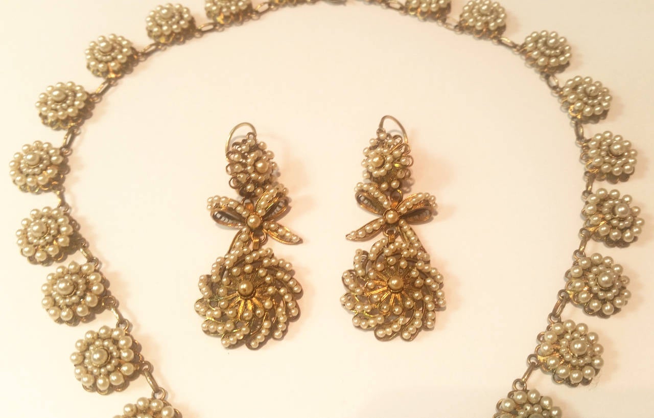 19th Century Pearl Gold Filigree Rosette Necklace and Earrings In Good Condition For Sale In Barcelona, ES