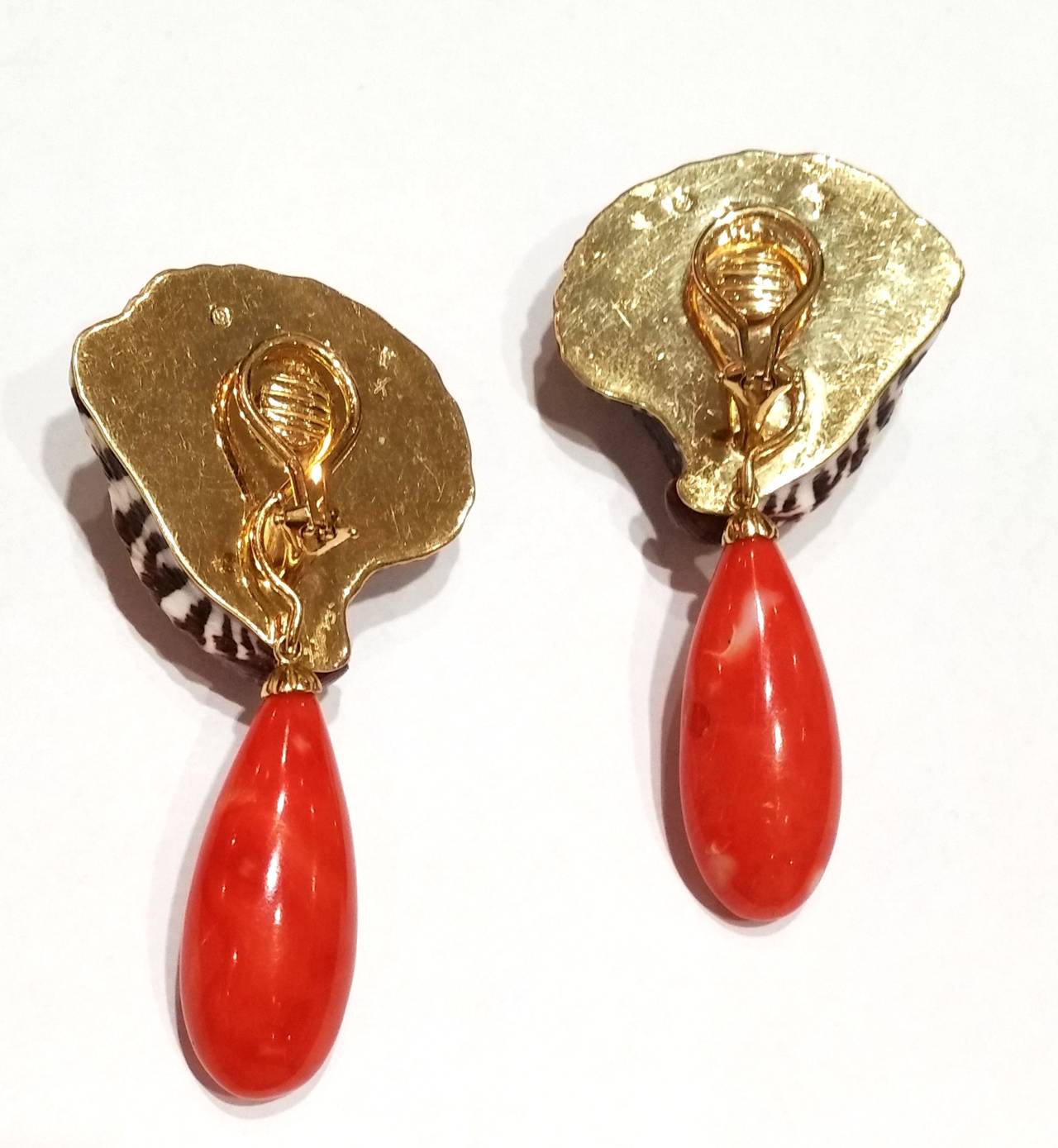 Trianon Shell Coral Diamond Gold Earclips In Excellent Condition For Sale In Barcelona, ES