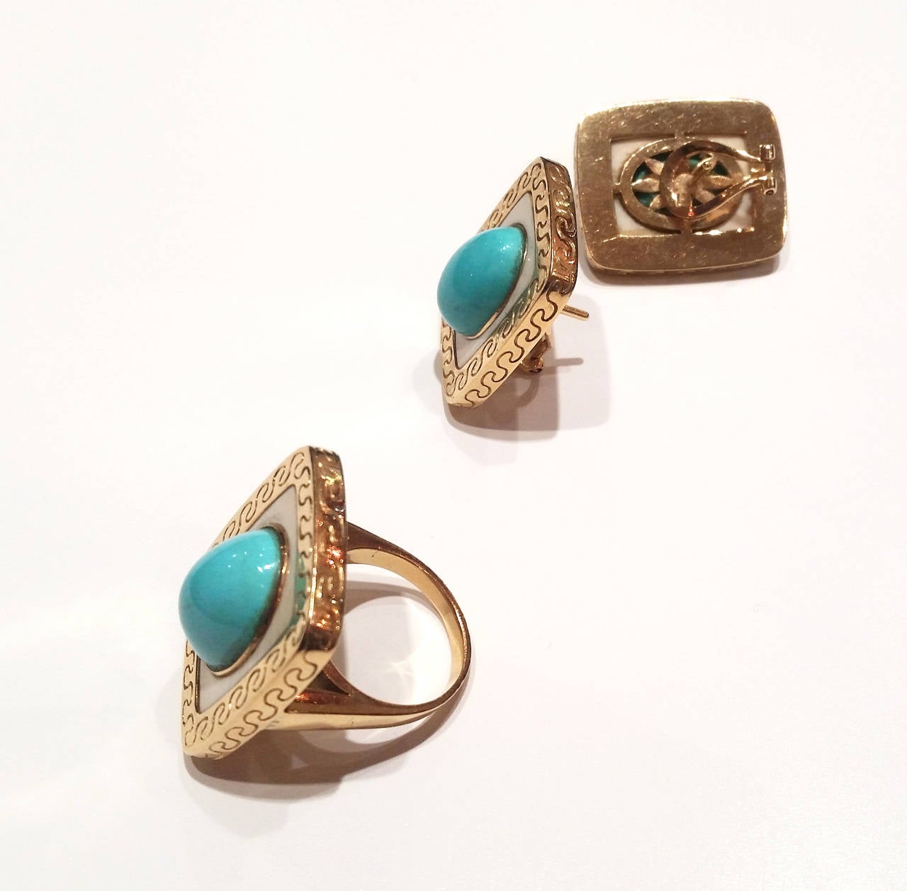 1970s Earclips and Ring in 18kt yellow gold and turquoise cabochons

Earclips: 23.1gr
Ring: 20.1gr  - size EU: 15 - US: 7 1/4