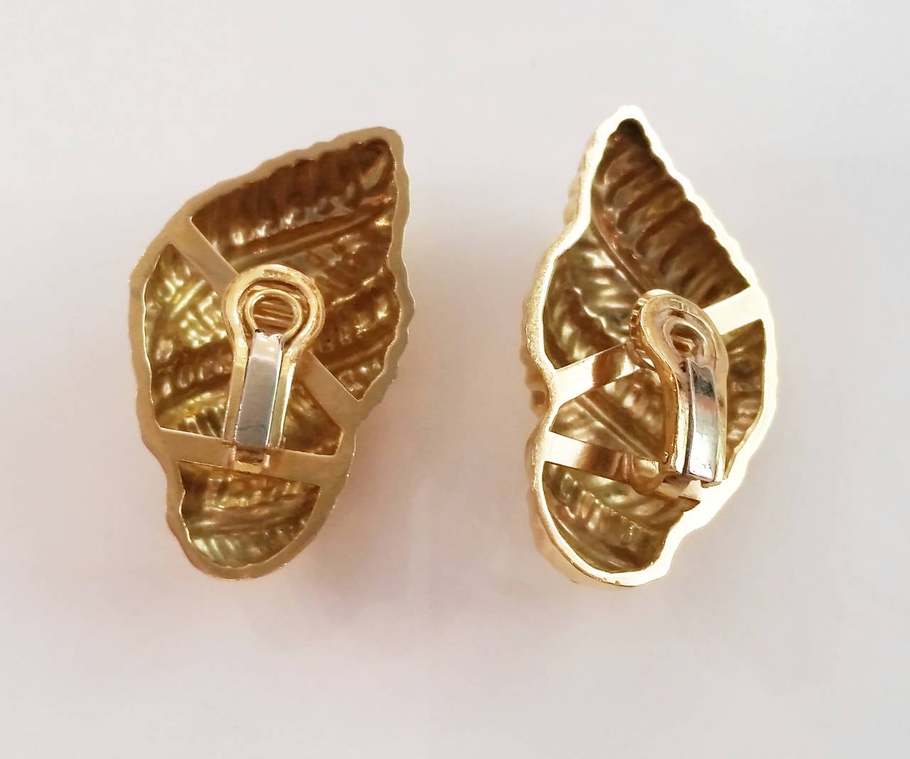 Yellow Gold Vegetal Motif Earclips In Excellent Condition For Sale In Barcelona, ES