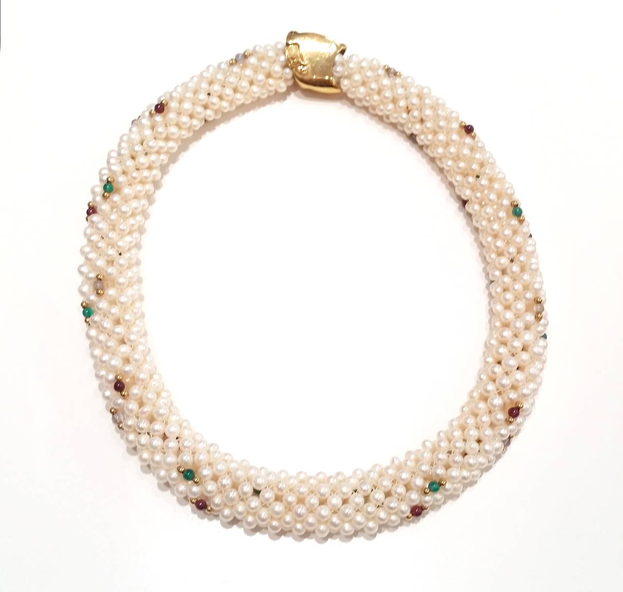 Pearl mesh necklace filled with yellow gold and gem set beads.
Yellow gold clasp