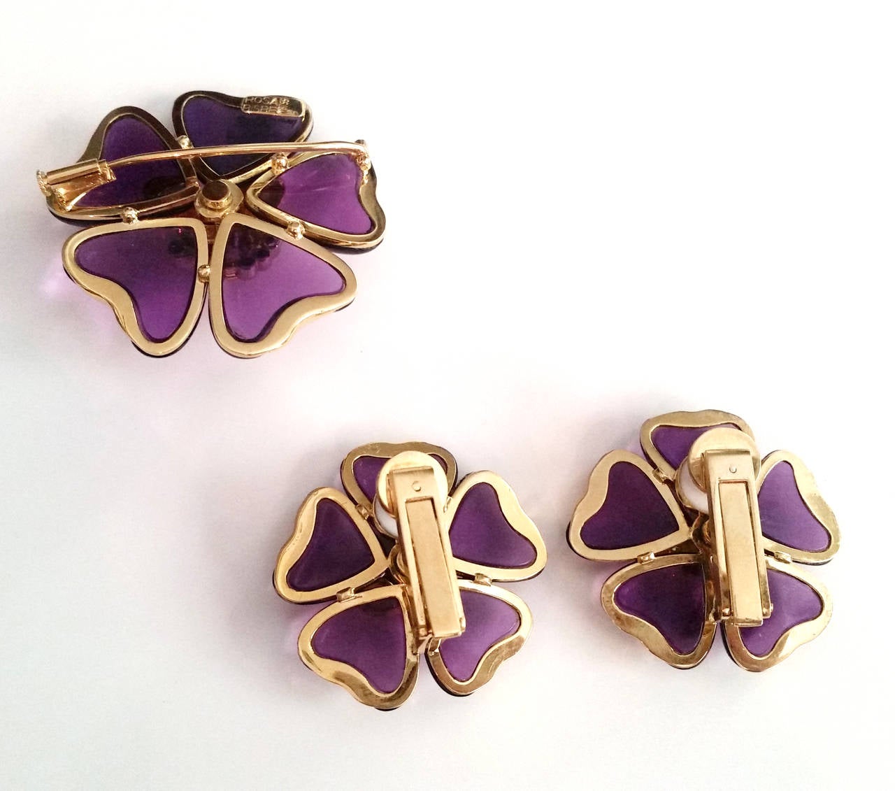 Earrings and Brooch Flower Suite
Signed by Spanish Jeweller Rosa Bisbe
18k yellow gold with amethyst petals, brilliant cut diamonds (total weight 1.37ct approx.) and gemset centers

Measurements:

Brooch: 4.5 x 4.5 cm
Earrings 3.5 x 3.5