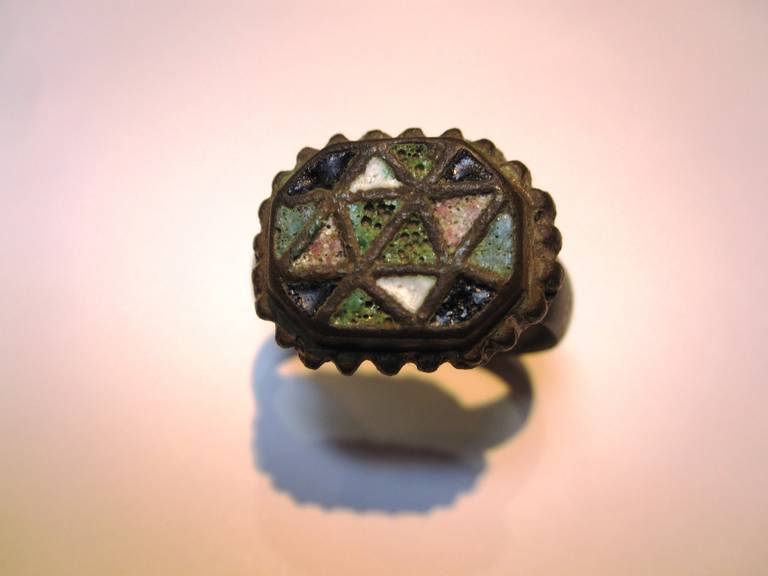Late Roman Empire - Early Middle Ages Bronze hoop ring decorated with rectangular bezel with enamel in geometric pattern. 

Archelogical Piece
20mm Diameter - Ring Size EU 24 and USA 64

Published in 'El Legado De Hefesto: Hephaestus Legacy', A
