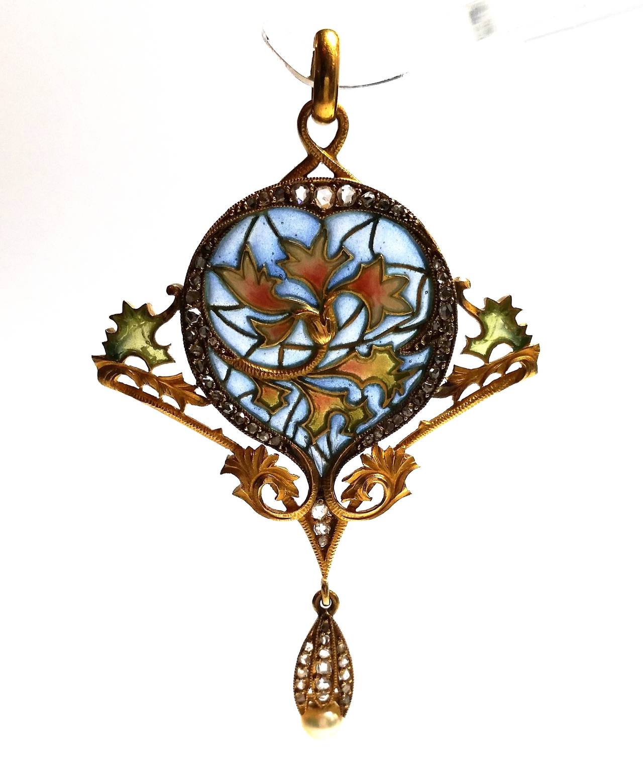 Beautiful Art Nouveau pendant by jeweller Masriera.
Represents vegetal motifs in yellow gold, plique-à-jour enamel, diamonds and pearl.
Published and certificated